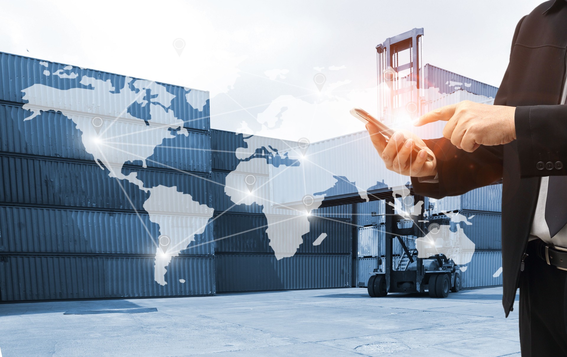 empresário ou Foreman controle carregando caixa de contêineres de carga e inspetor verificando caixa de contêineres com contêineres de transporte antes da partida para empresa de logística de negócios de exportação