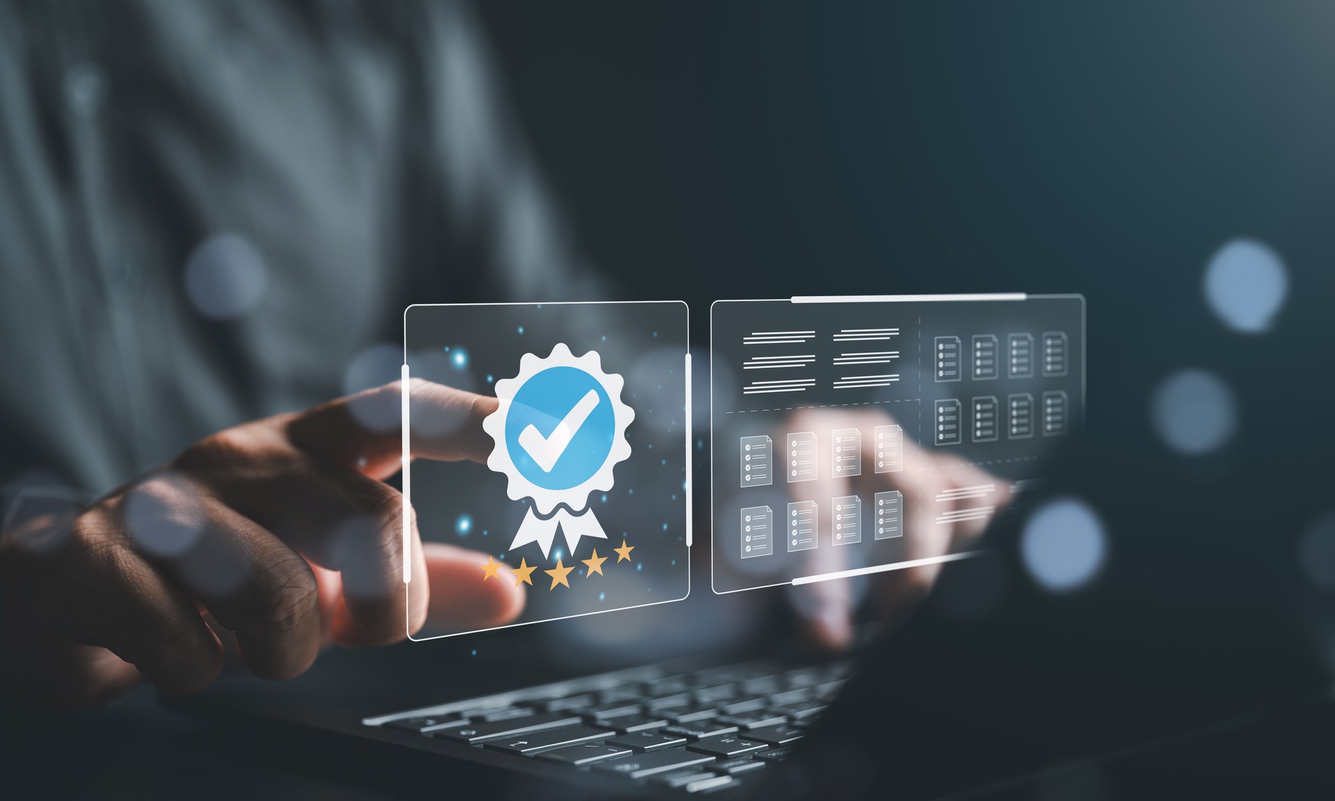 Verificação da qualidade do negócio e garantia padrão. Garantia digital Checkmark, certificação de padronização. Toque com a mão, verifique o ícone correto para conformidade com regulamentos, serviços e normas.