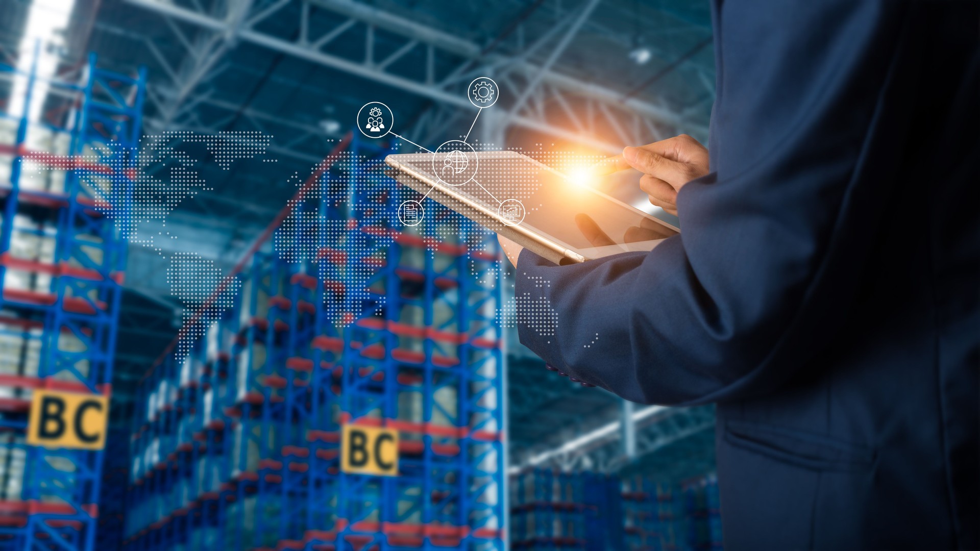 Conceito de logística e transporte de conceito indústria 4.0: gerente de empresário usando tablet verificação e controle e planejamento de logística de armazém do comércio moderno.